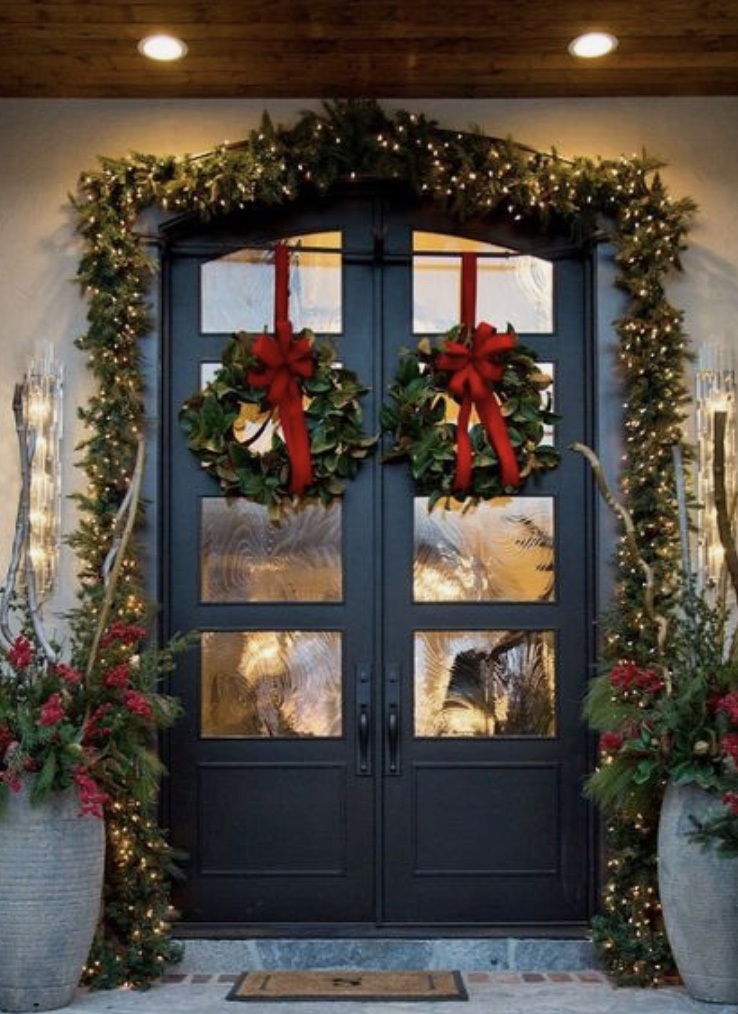 Διακόσμηση πόρτας τα Χριστούγεννα με στεφάνια