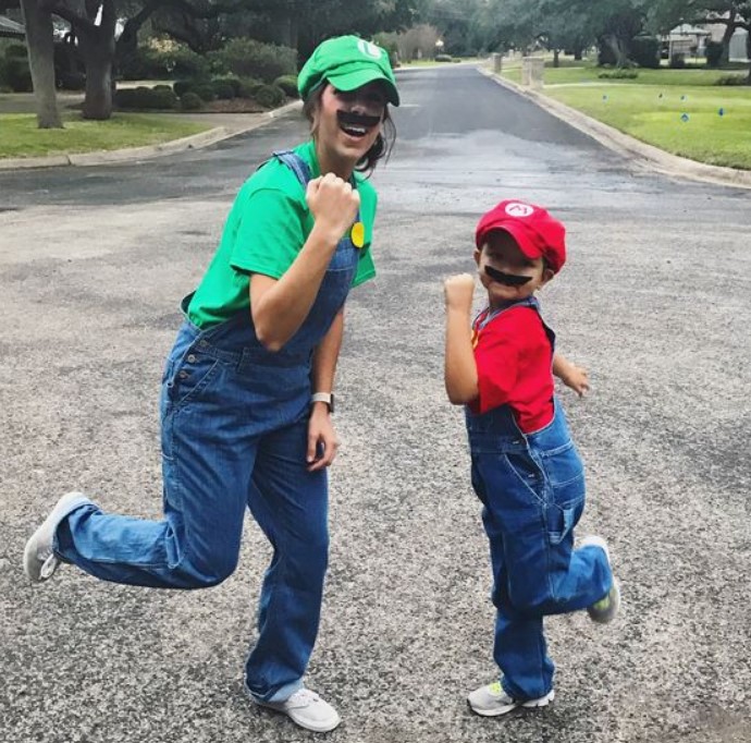 Αποκριάτικες στολές μαμά και γιος super mario