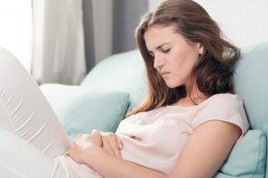γυναίκα πονάει κοιλιά συμπτώματα εγκυμοσύνης