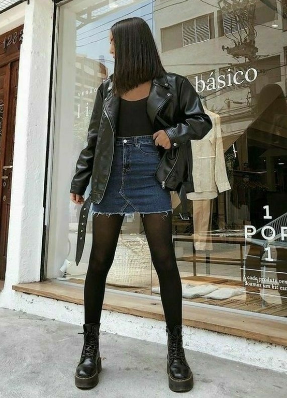 μίνι τζιν φούστα με καλσόν και μαύρες μπότες