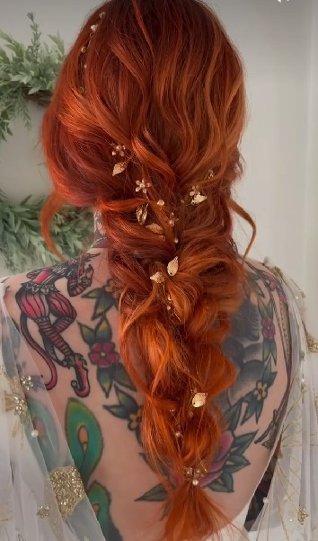 νυφικό χτένισμα με πλεξούδα σε κόκκινα μαλλιά 