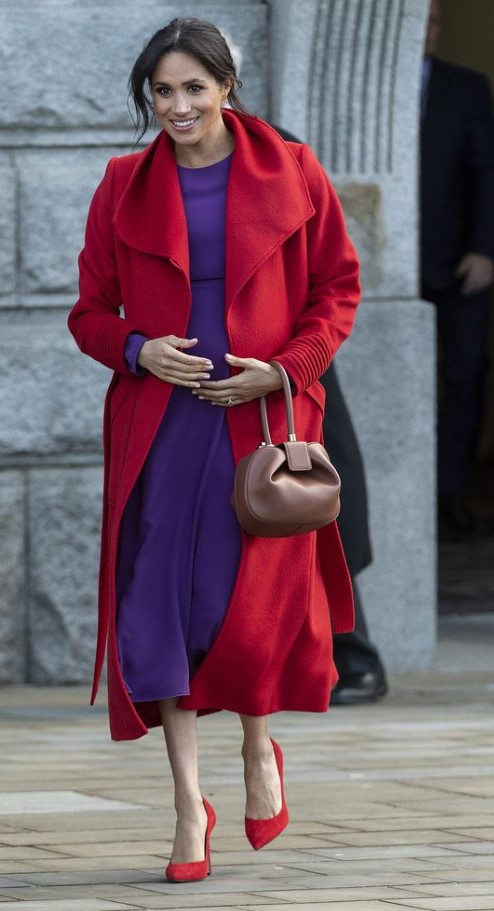 κόκκινο παλτό με μωβ φόρεμα