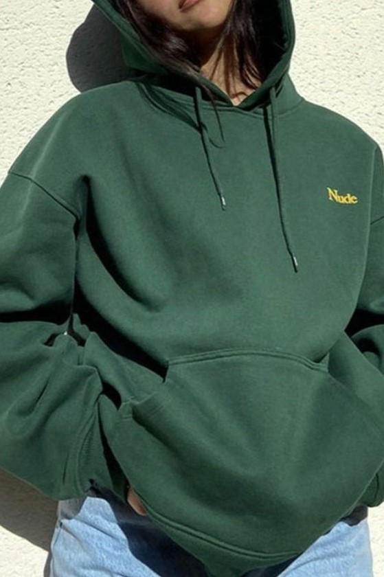 κορίτσι με πράσινο hoodie