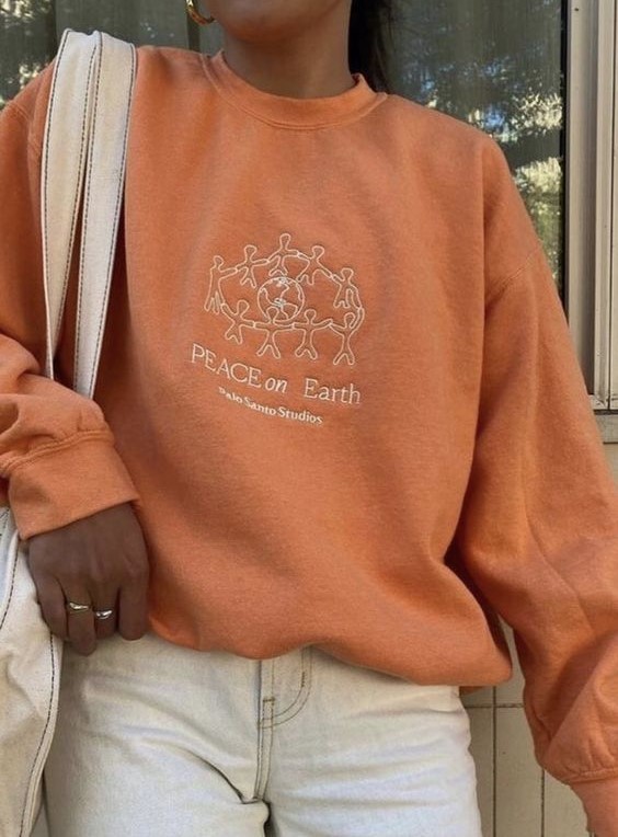 κορίτσι με πορτοκαλί hoodie ιδιαίτερα ρούχα