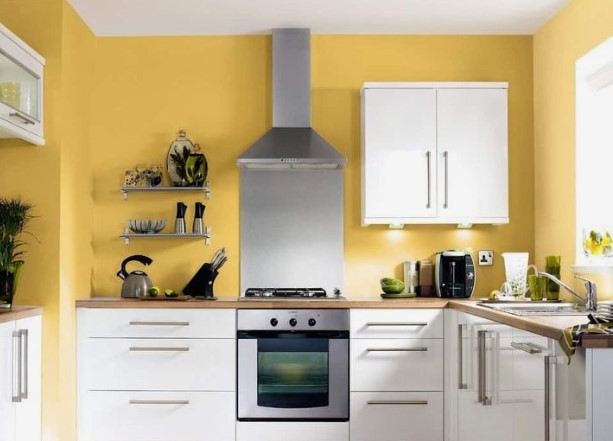 κουζίνα με κίτρινο τοίχο 