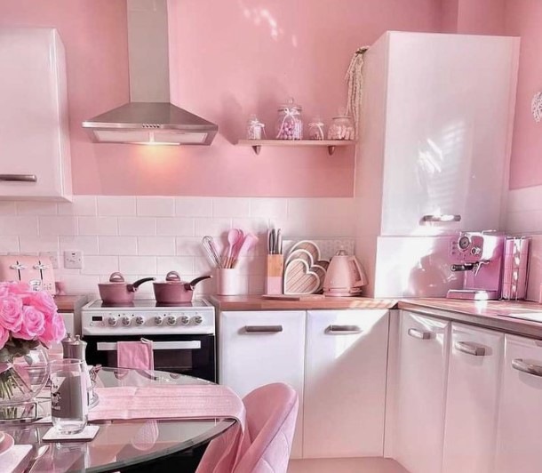 κουζίνα με ροζ τοίχο 