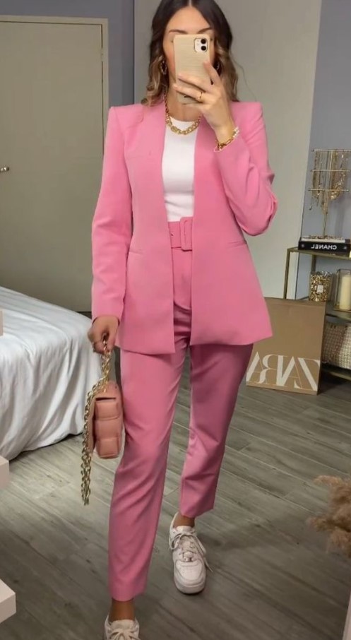 κοπέλε με ροζ κοστούμι outfit για την Ανάσταση