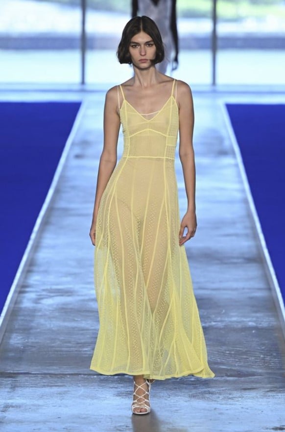 κίτρινο αέρινο φόρεμα χρώματα ρούχων καλοκαίρι 2023