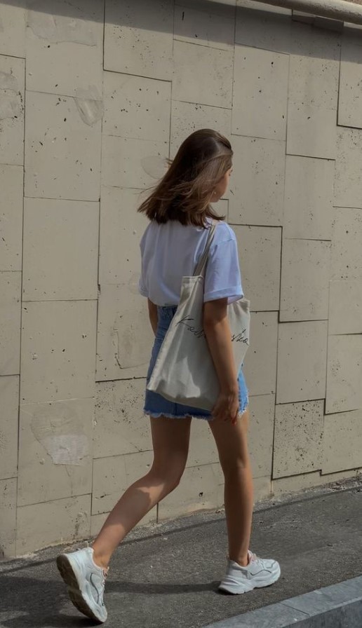 κοπέλα με κοντό παντελόνι tote bag - άνετη στα ταξίδια