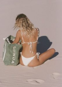 κοπέλα με πράσινη towel bag - τσάντες παραλίας