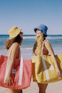 κοπέλες με towel bag τσάντες παραλίας