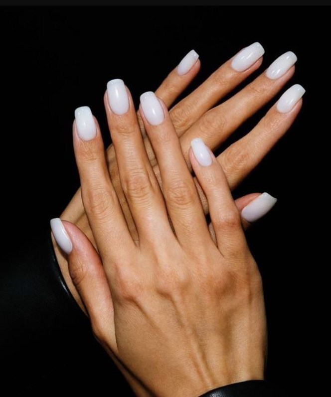 milky white nails καλοκαιρινά νύχια 2023