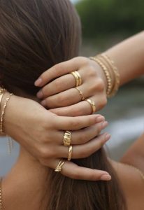 χρωματιστά και χρυσά δαχτυλίδια - καλοκαιρινά κοσμήματα