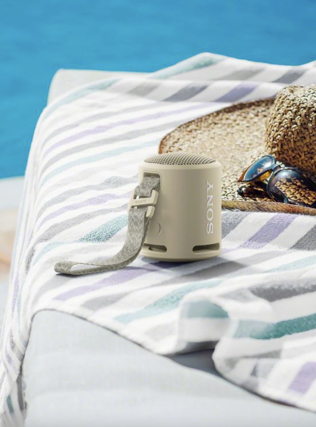 φορητό ηχείο θάλασσα παραλία πετσέτα καπέλο ζέστη ήλιος πισίνα