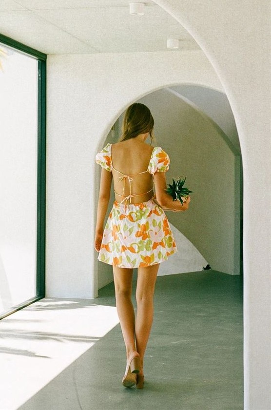 κοπέλα με εξώπλατο λουλουδάτο φόρεμα - καλοκαιρινό ντύσιμο