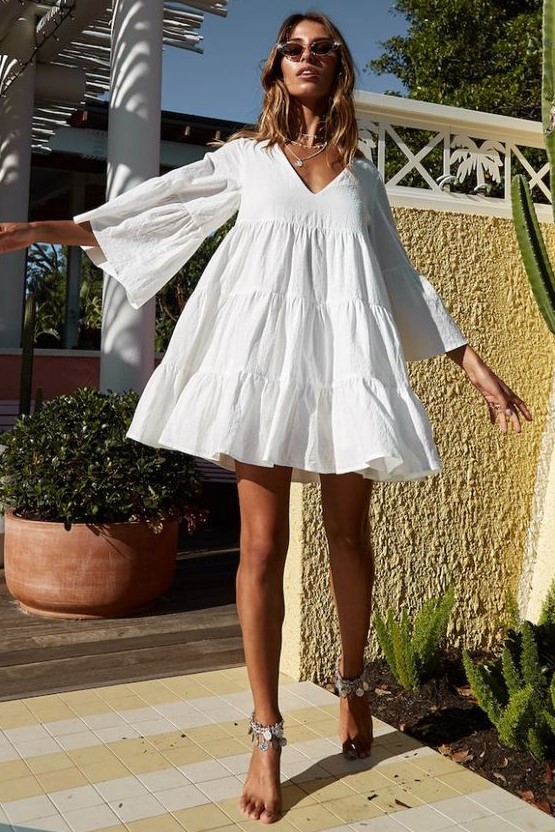 κοπέλα με καλοκαιρινό λευκό φόρεμα - βαλίτσα διακοπών
