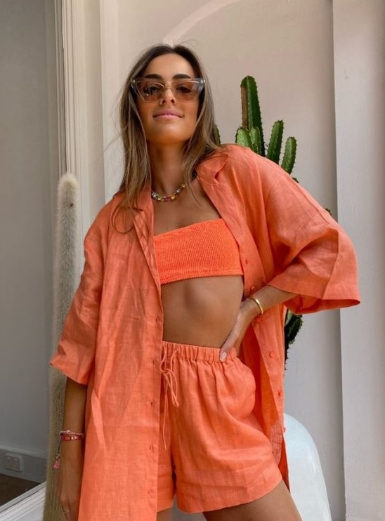 κοπέλα με πορτοκαλί σορτσάκι και πουκάμισο - στιλάτα ρούχα παραλίας