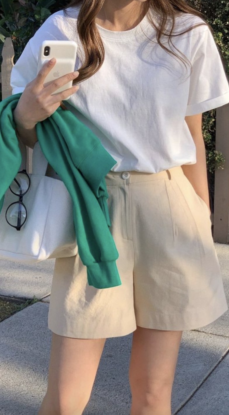 απλό σορτσάκι έξοδος άσπρη λευκή κοντομάνικη μπλούζα τσάντα