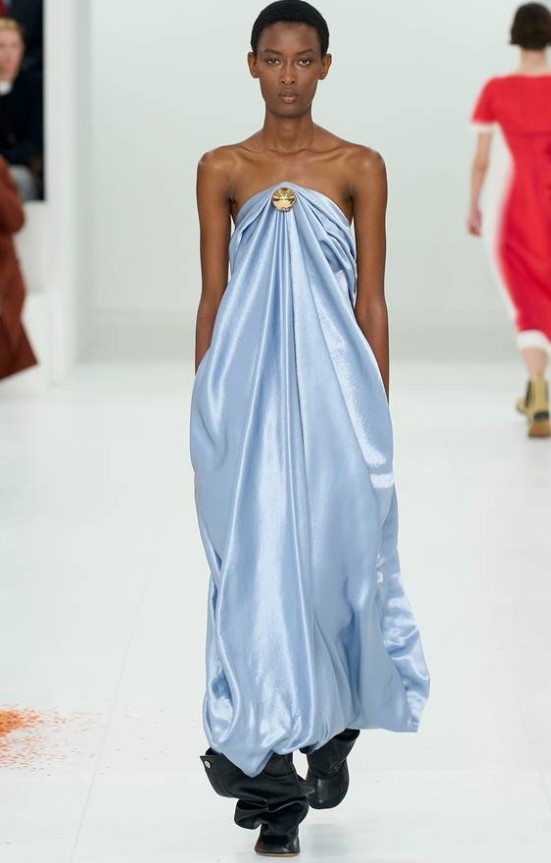 γαλάζιο φόρεμα μακρύ χρώματα ρούχων φθινόπωρο 2023