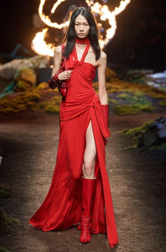 κόκκινο μακρύ φόρεμα χρώματα ρούχων φθινόπωρο 2023