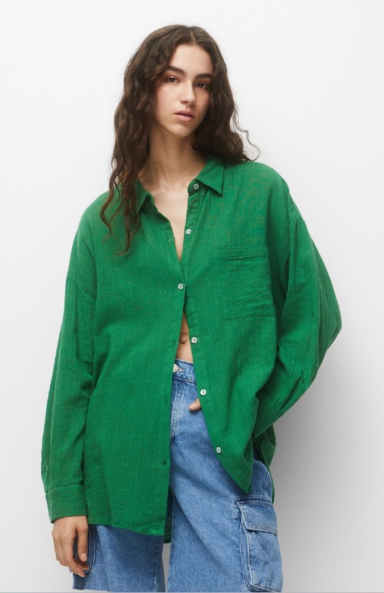 κοπέλα με πράσινο ιδιαίτερο πουκάμισο με γιακά
