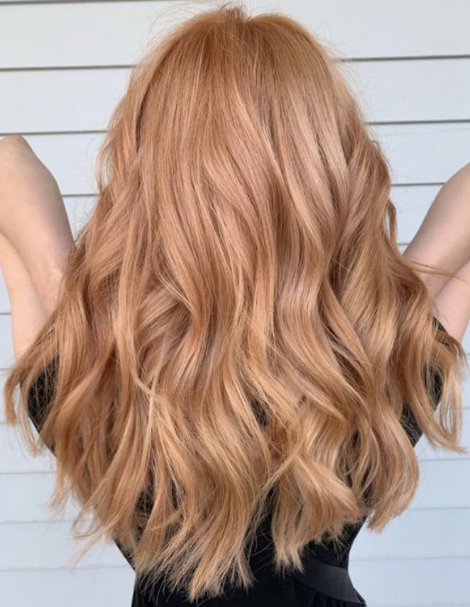 κοπέλα με peach blonde μαλλιά