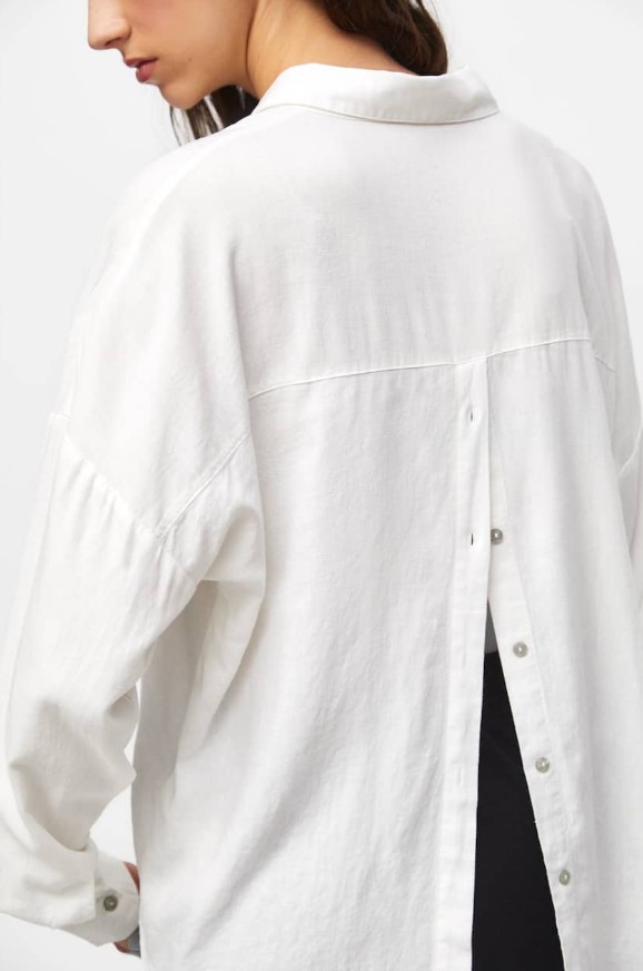 λευκό πουκάμισο με κουμπιά στην πλάτη