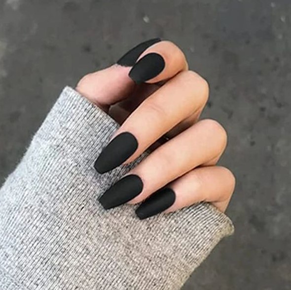 matte μαύρα νύχια