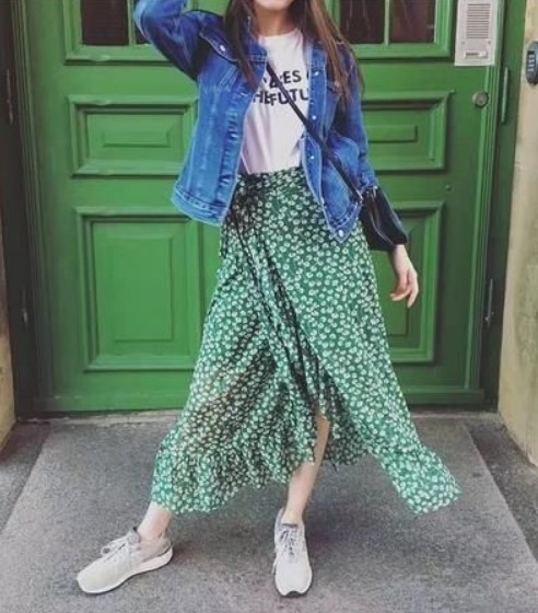 outfits με τζιν μπουφάν και φούστα πράσινη