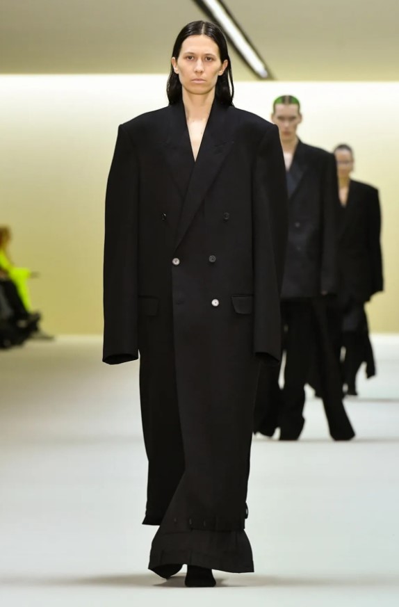 μακρύ μαύρο παλτό πανωφόρια φθινόπωρο 2023