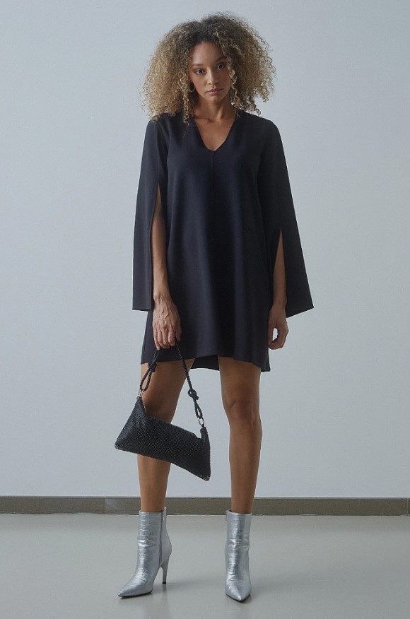 μαύρο φόρεμα κάπα Τα Χρώματα ρούχων που θα κυριαρχήσουν το Φθινόπωρο 2023 