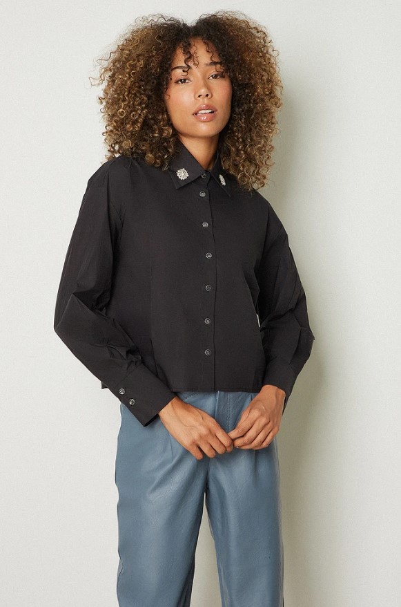 μαύρο πουκάμισο στρας Τα Χρώματα ρούχων που θα κυριαρχήσουν το Φθινόπωρο 2023 