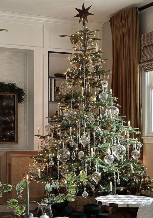 δέντρο γυάλινες μπάλες πολυτελή χριστουγεννιάτικη διακόσμηση