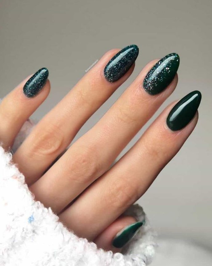 σκούρα πράσινα νύχια glitter