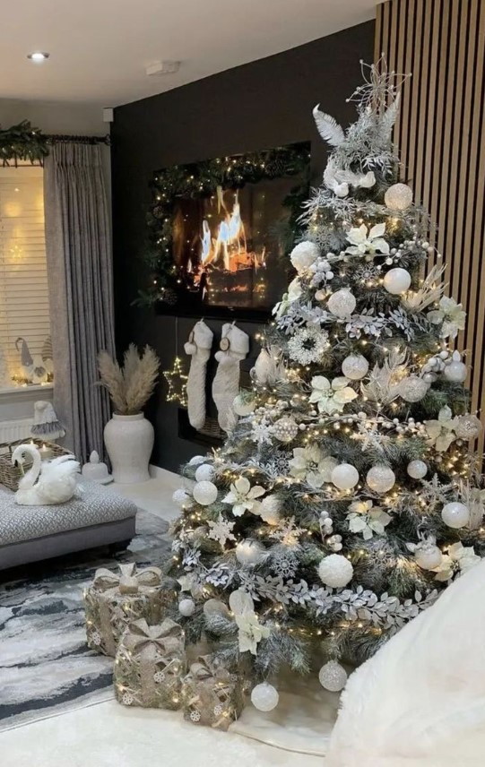 Χριστουγεννιάτικο δέντρο ασημί