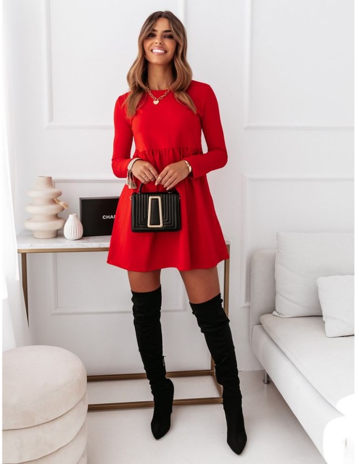 κόκκινο φόρεμα με μπότες