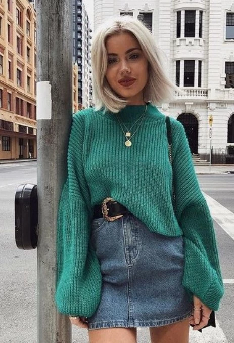 Μπλέ τζιν φούστα με πράσινο πουλόβερ